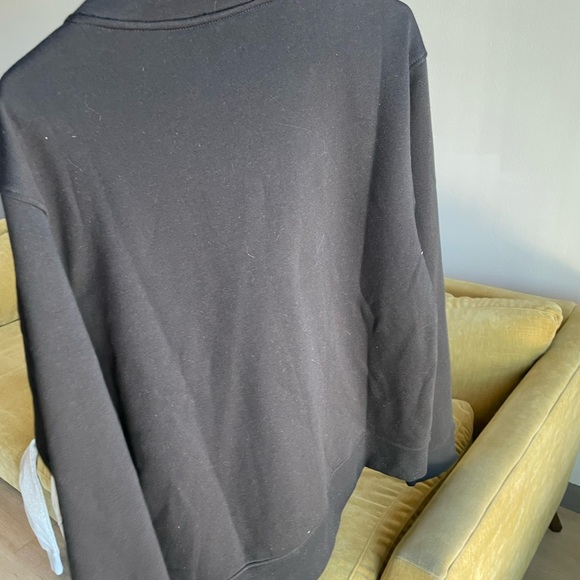 This V-neck sweater will be the versatile hue that goes with nearly anything - Picture 4 of 9